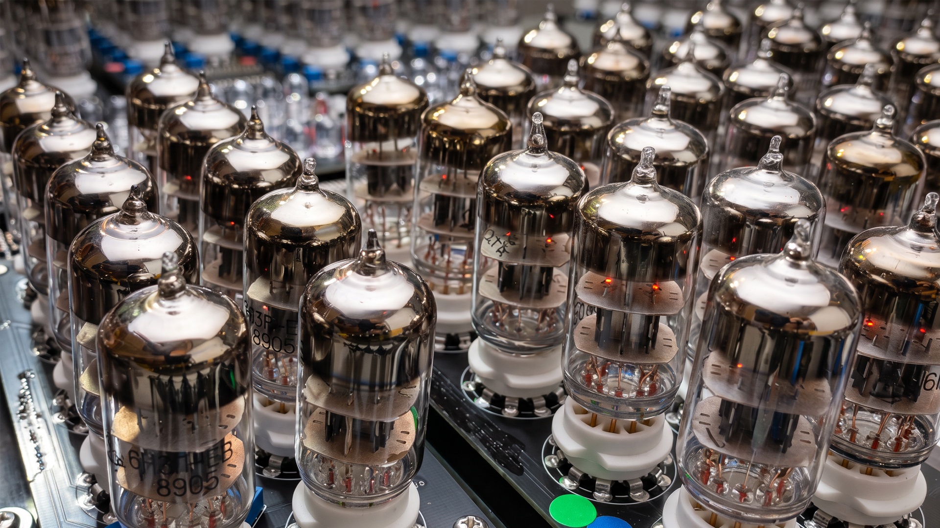 PC-Technik - Jemand hat einen Computer mit 460 Vakuumröhren aus den 50er- und 60er-Jahren gebaut: Er braucht 15 Minuten zum Aufwärmen, aber er funktioniert