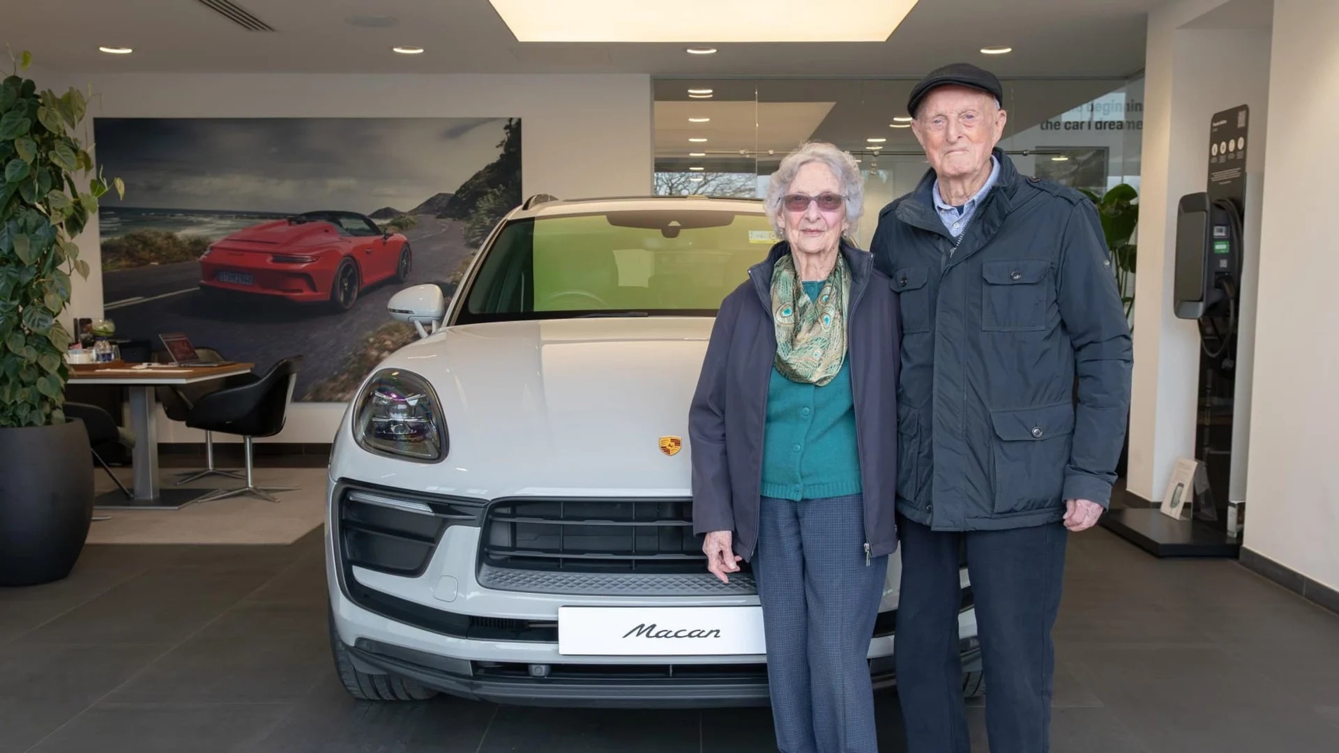 News: Autos - Zwei über 90-Jährige haben sich den Luxus ihres Lebens gegönnt: Sie haben sich ihren ersten Porsche gekauft, um ihren 70. Hochzeitstag zu feiern