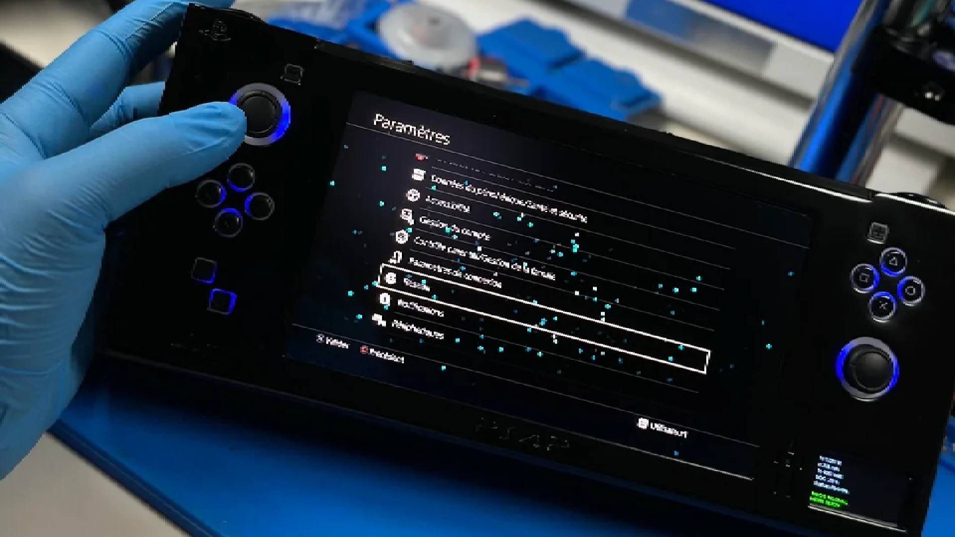 News: PlayStation-Handheld - Ein Playstation-Fan erschafft, was Sony nie geliefert hat: Nach monatelanger Arbeit hält er eine tragbare PS4 in seinen Händen