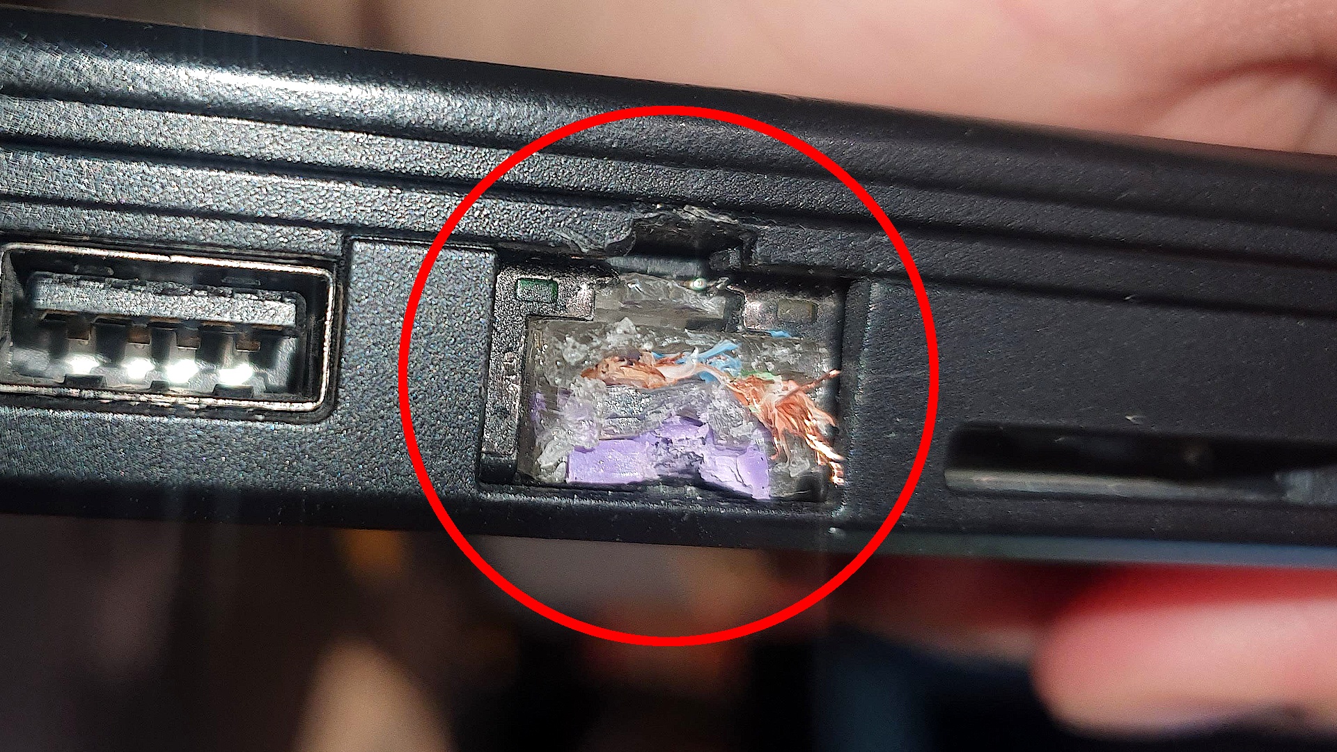 Reddit-Beitrag - Spieler verzweifelt, weil er das LAN-Kabel nicht mehr aus seinem Notebook bekommt [Best of GameStar]