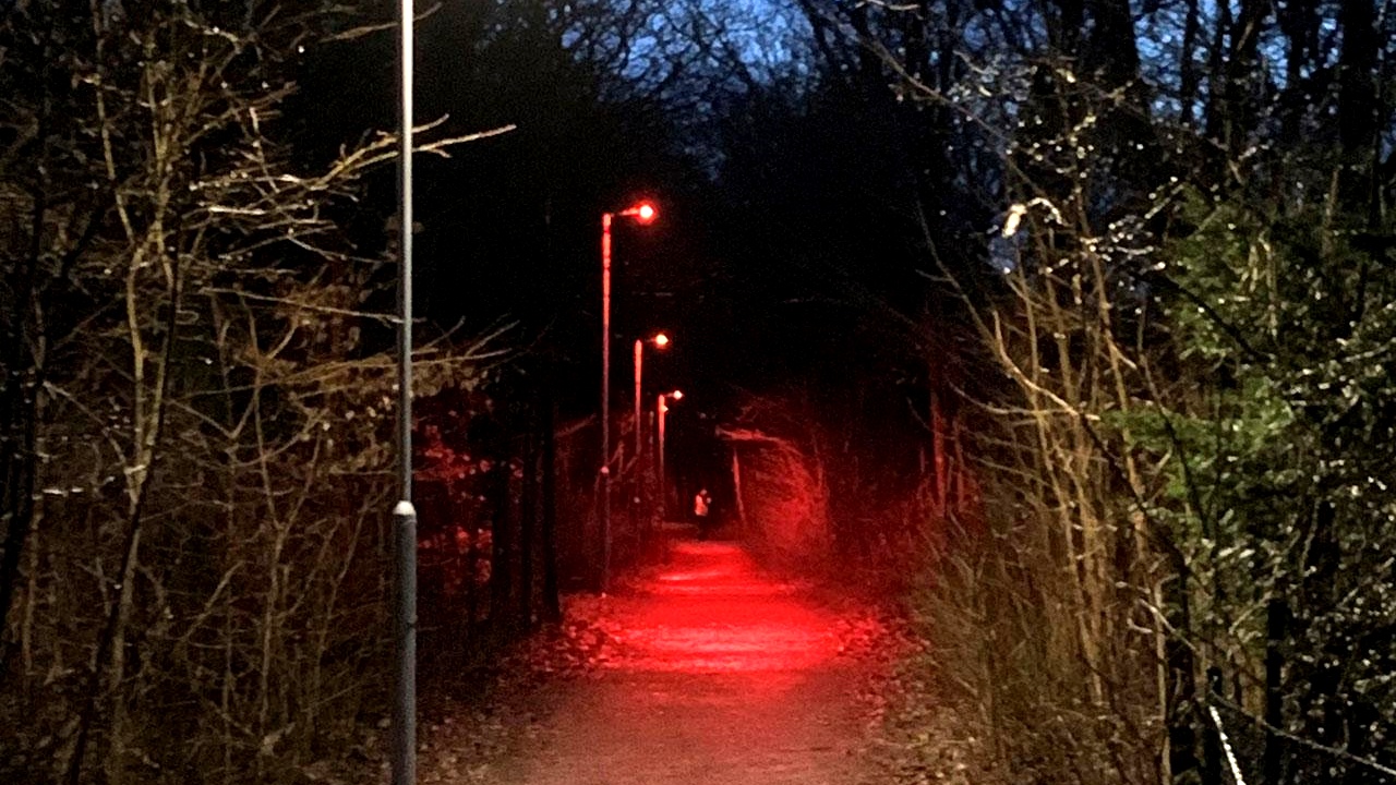 In einigen Regionen werden die Straßenlaternen mit roten Lichtern versehen:  Es klingt wie in einem Horrorfilm, aber es ergibt Sinn