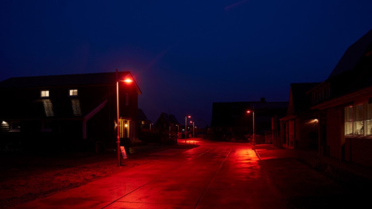 #In einigen Regionen werden die Straßenlaternen mit roten Lichtern versehen: Es klingt wie in einem Horrorfilm, aber es ergibt Sinn