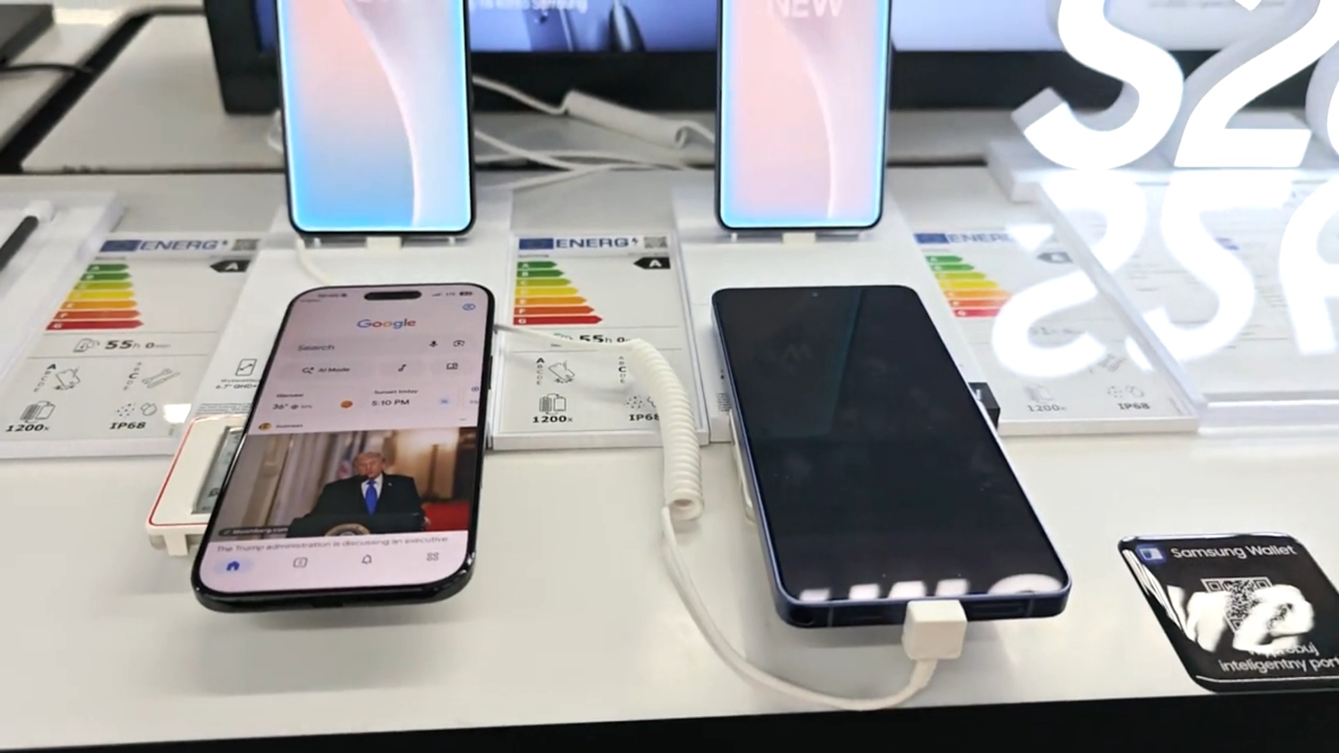 News: Smartphones - Privacy-Display gegen günstige Privacy-Schutzfolie: Ein erstes Hands-On zeigt, wie sich das neue Galaxy S26 im direkten Vergleich schlägt