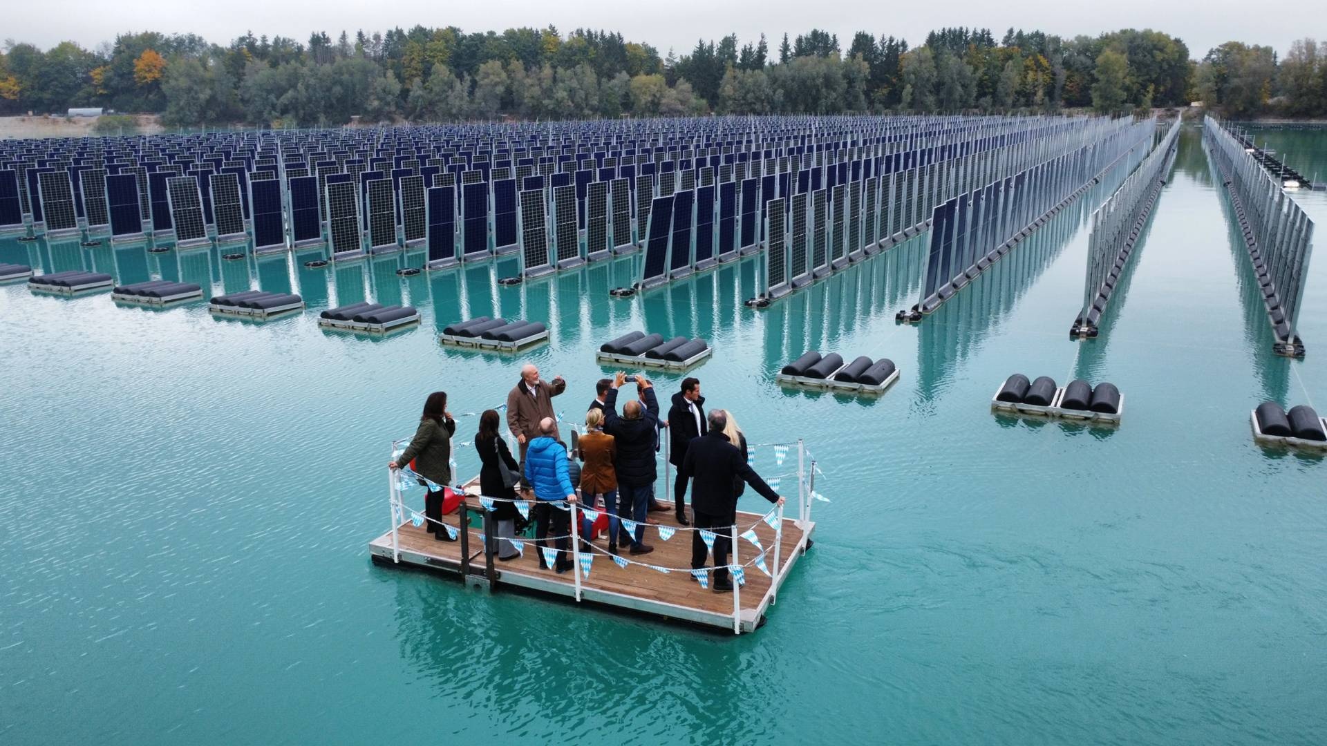 News: Energie - Deutschland hat eine besondere Idee entwickelt, um eines der Probleme der erneuerbaren Energien zu lösen: einen See mit Solarpaneelen zu bedecken