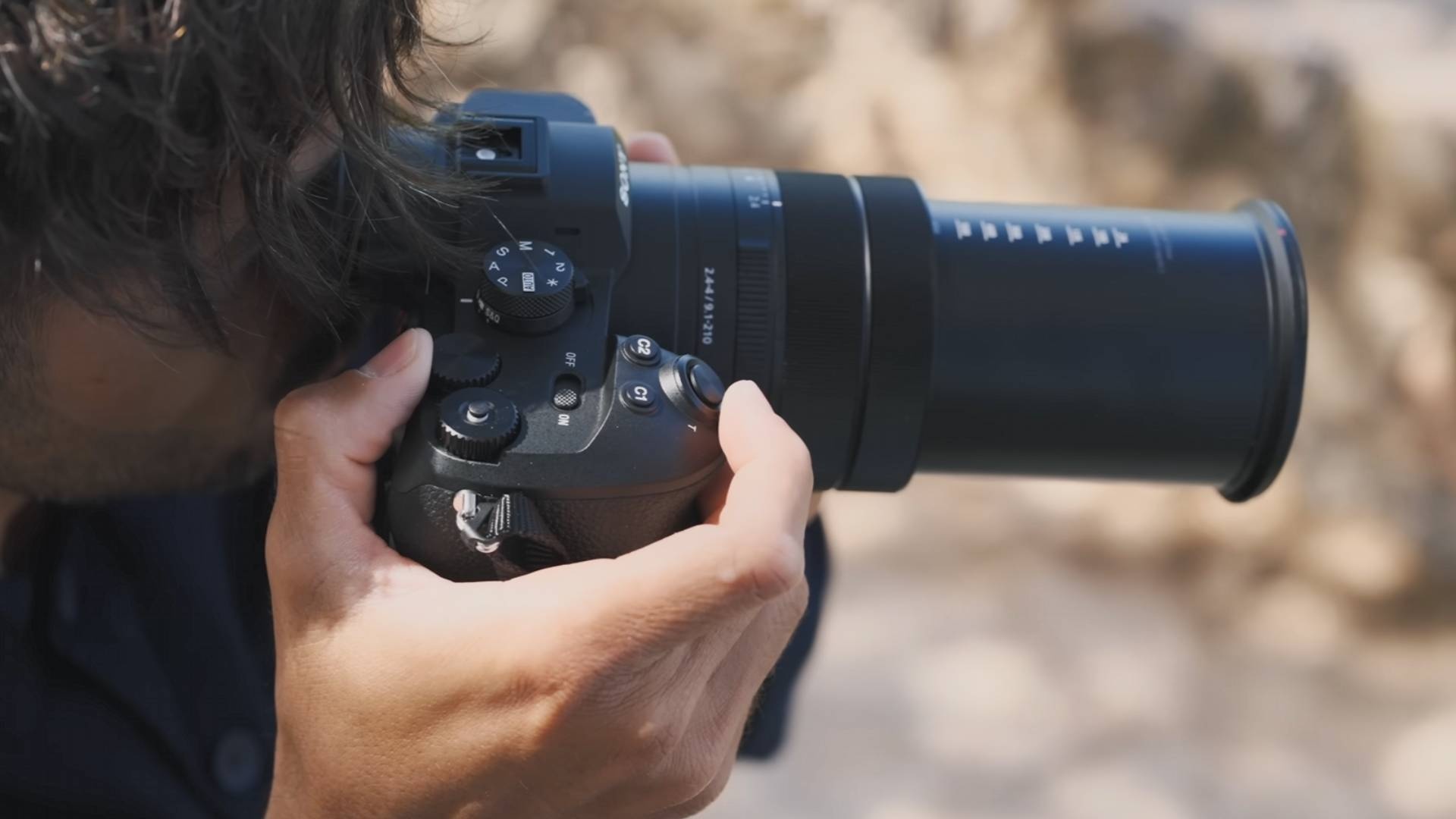 Sony Kamera - Sonys neue Kamera gehört zu den vielseitigsten überhaupt – wer so ein All-in-One-Paket haben möchte, muss aber tief in die Tasche greifen