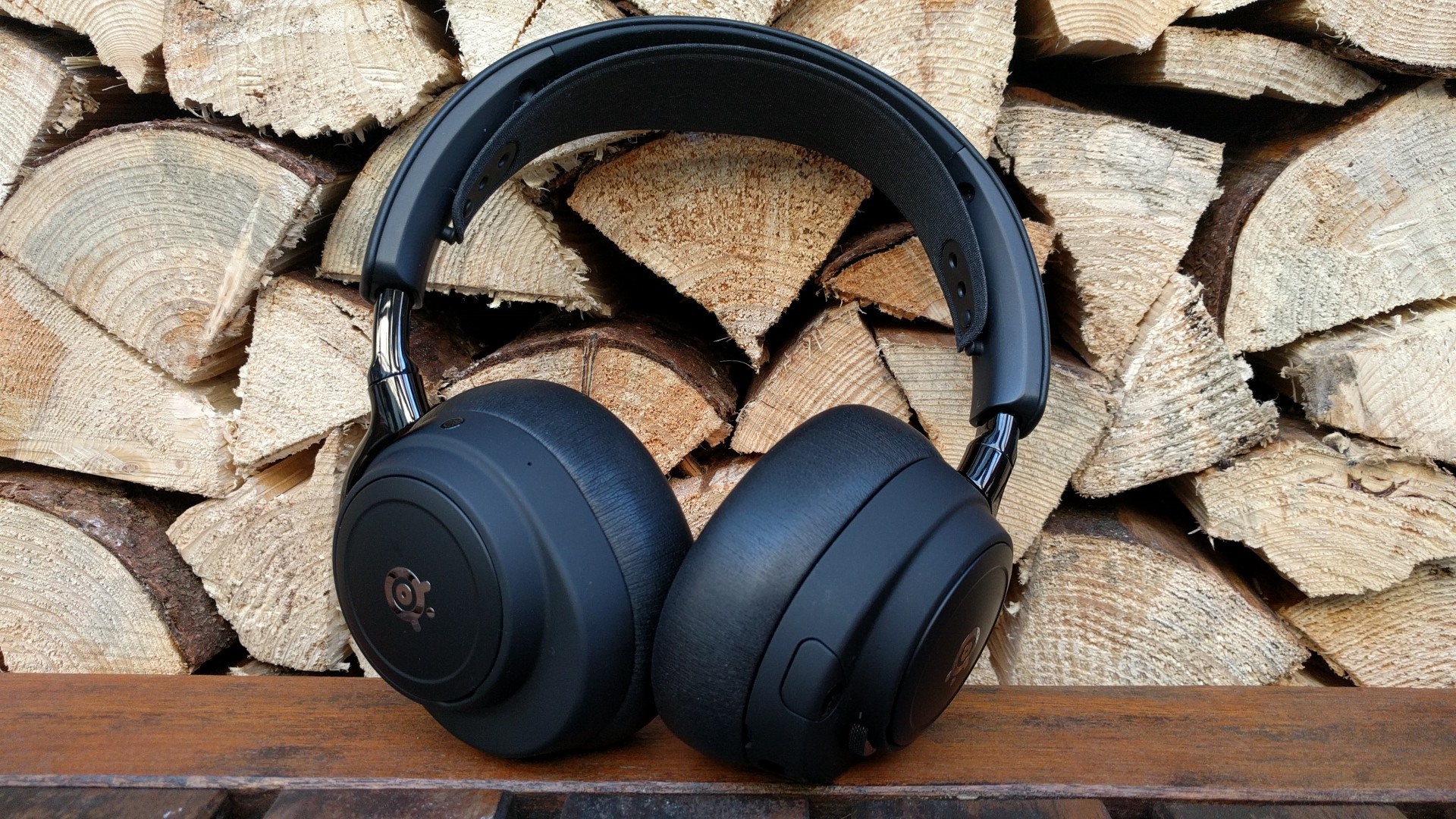 Test: Gaming-Headset - Das neue SteelSeries Arctis Nova Elite schlägt im Test alles, was ich bisher an Gaming-Headsets auf den Ohren hatte – auch beim Preis