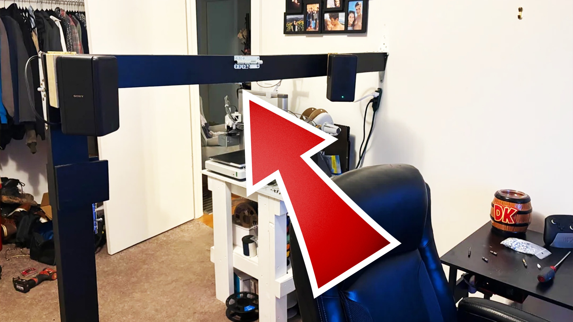 Audio - Nur um Surroundsound zu haben, zieht er zwei Holzbalken quer durch sein Zimmer: »Es ist so dumm. Ich liebe es«