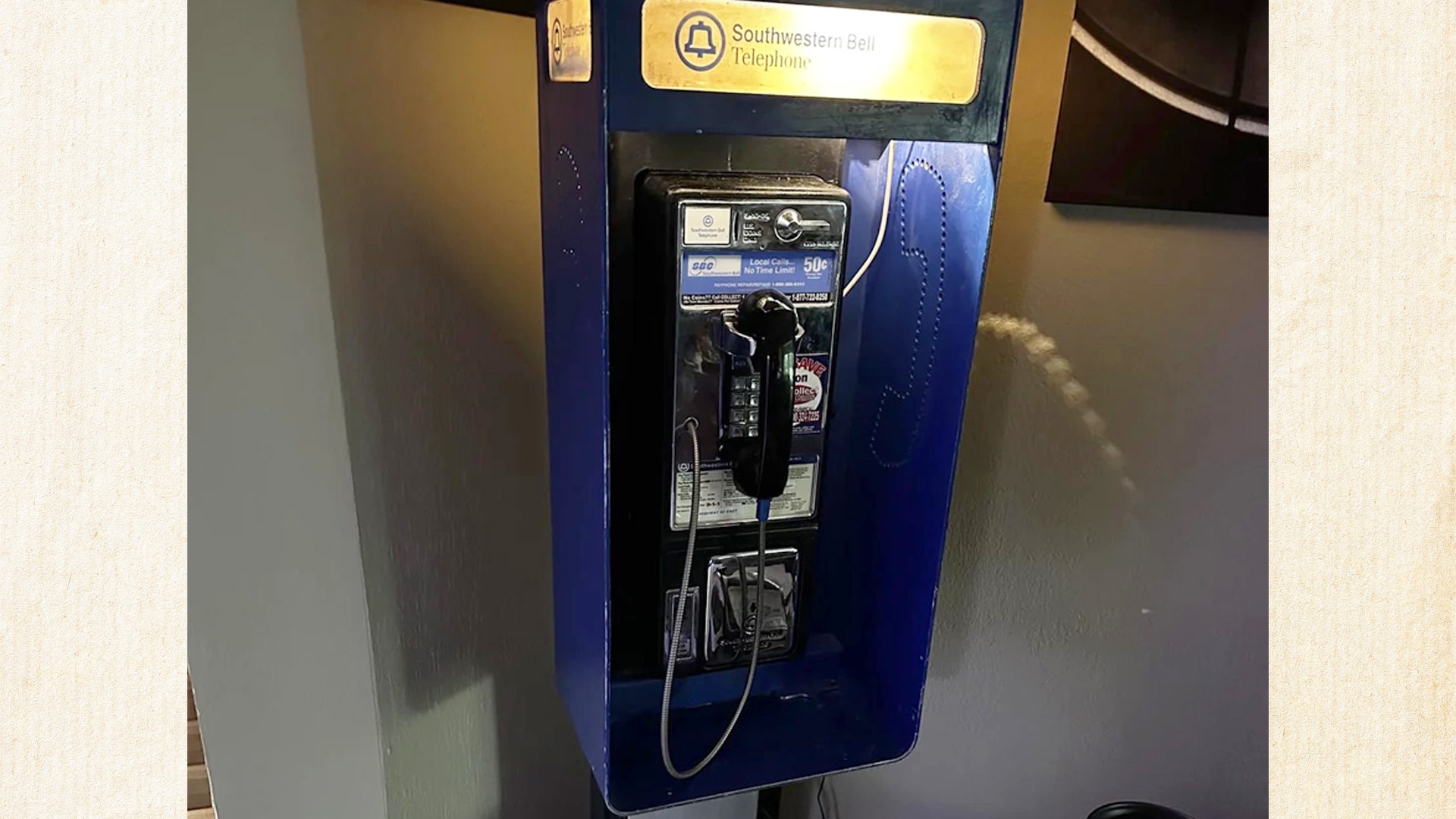 Special: Retro-Technik - Jemand hat eine alte Telefonzelle zu seinem privaten Telefon umgebaut – »Ich besitze tatsächlich eine ganze Reihe von Münztelefonen«