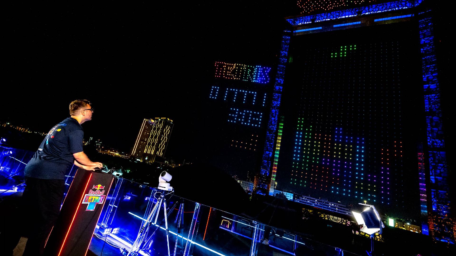 News: Tetris-Weltmeisterschaft - 150 Meter hoch, 93 Meter breit: Die Tetris-Weltmeisterschaft wurde auf einem gigantischen »Bildschirm« aus 2.800 Drohnen entschieden