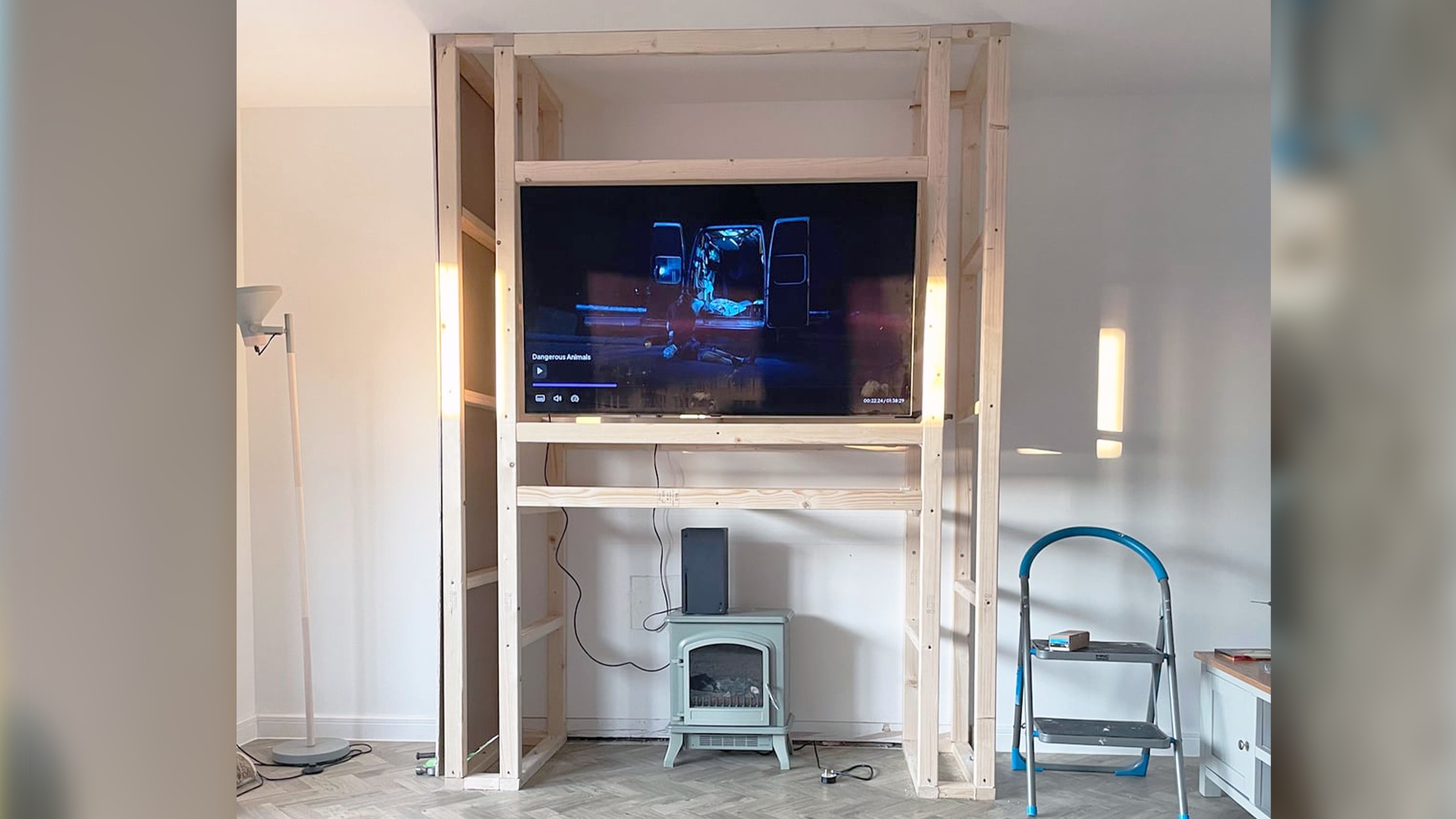 News: TV - »Er erzeugt nicht einmal Wärme« – Filmfan baut Wand mit Fake-Kamin in sein Wohnzimmer und die Community fällt vom Glauben ab