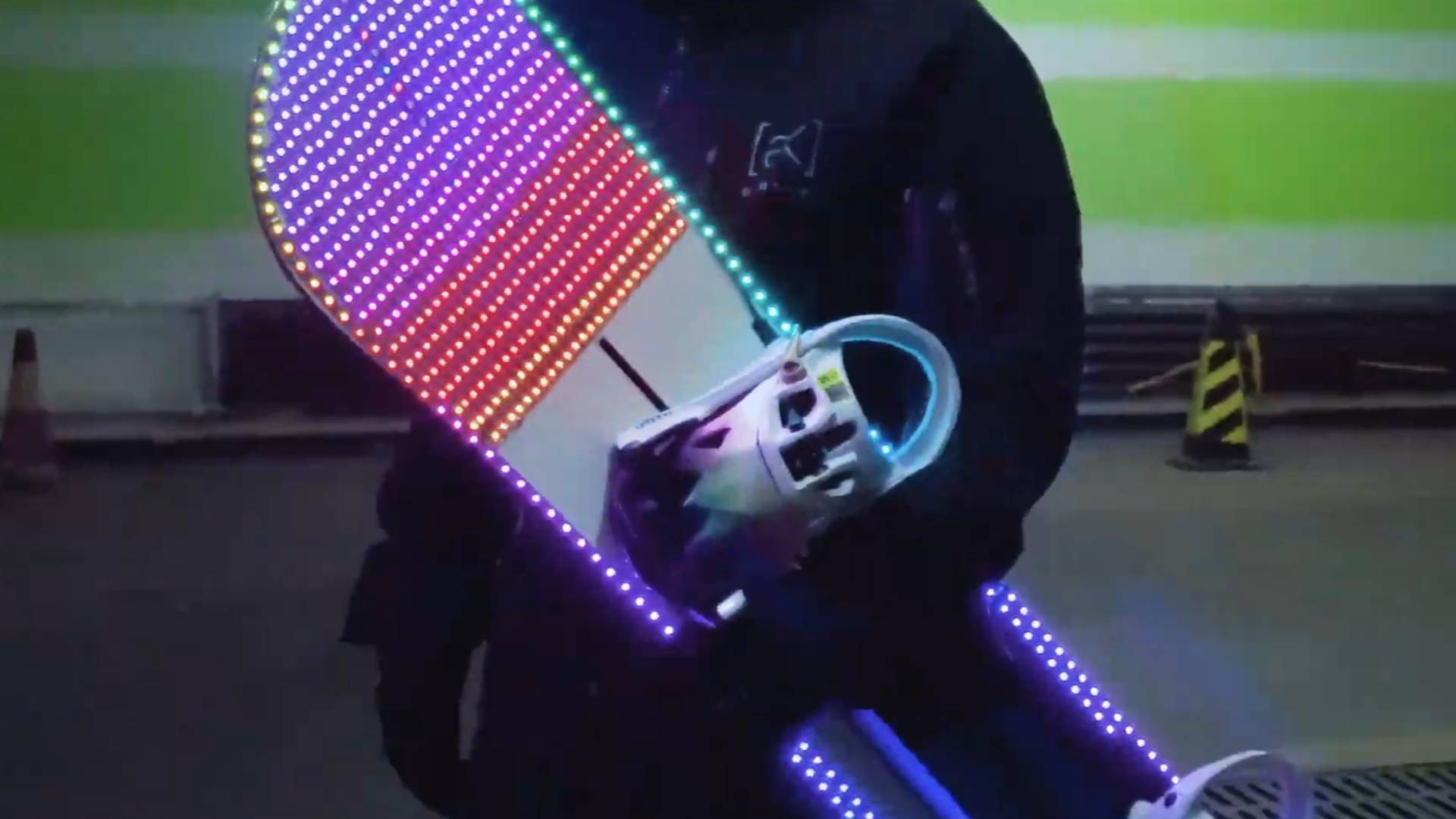 Video: Alles mit RGB: Razer hat jetzt sogar ein Snowboard mit Beleuchtung ausgestattet