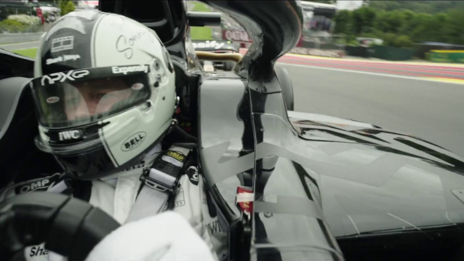 Video: F1: Brad Pitt gibt im Trailer Vollgas auf der Formel-1-Strecke