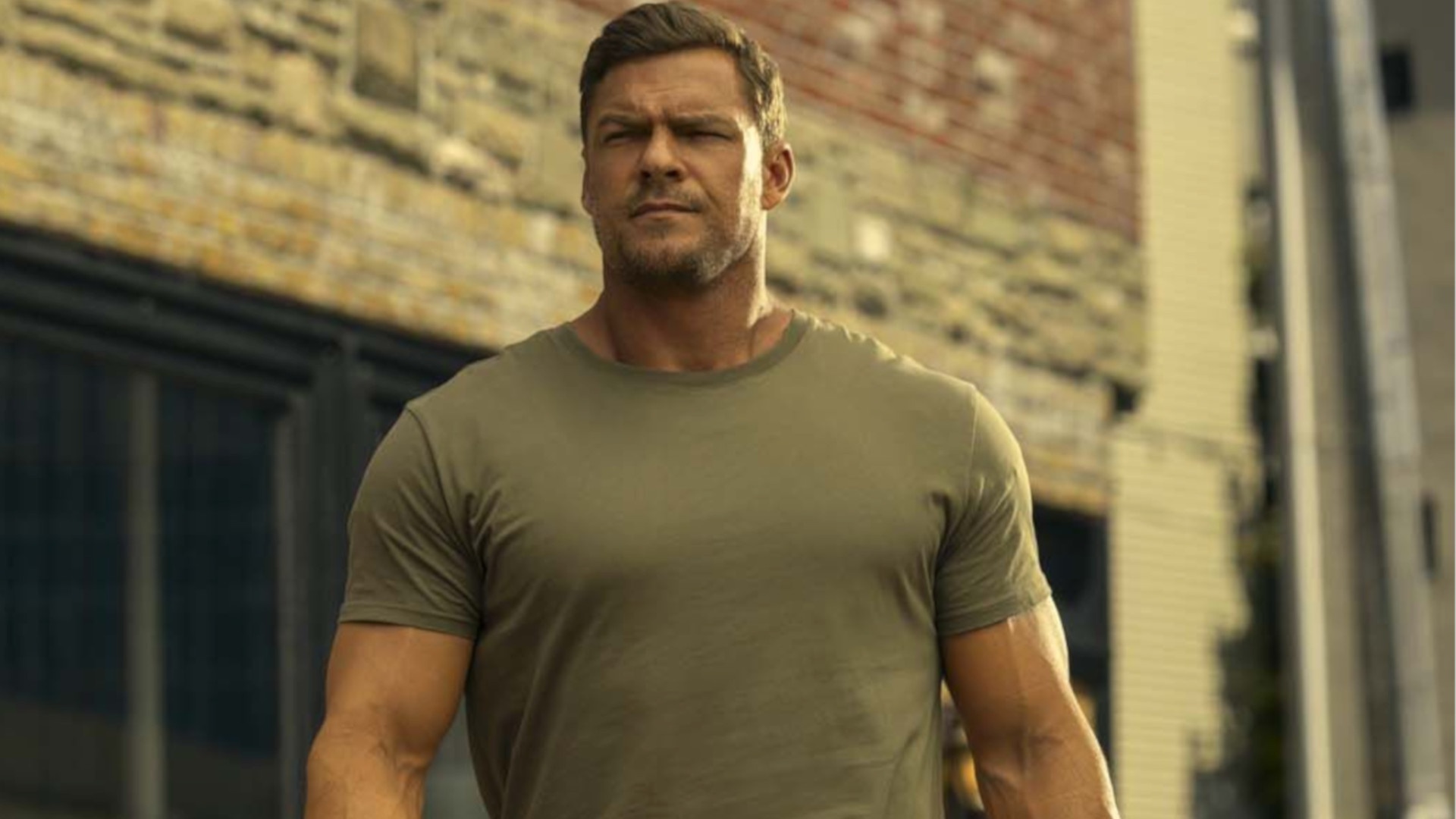 Video: Ist Reacher größer als ein Grizzly-Bär? Serienstar Alan Ritchson lässt sich auf ein kleines Quiz ein