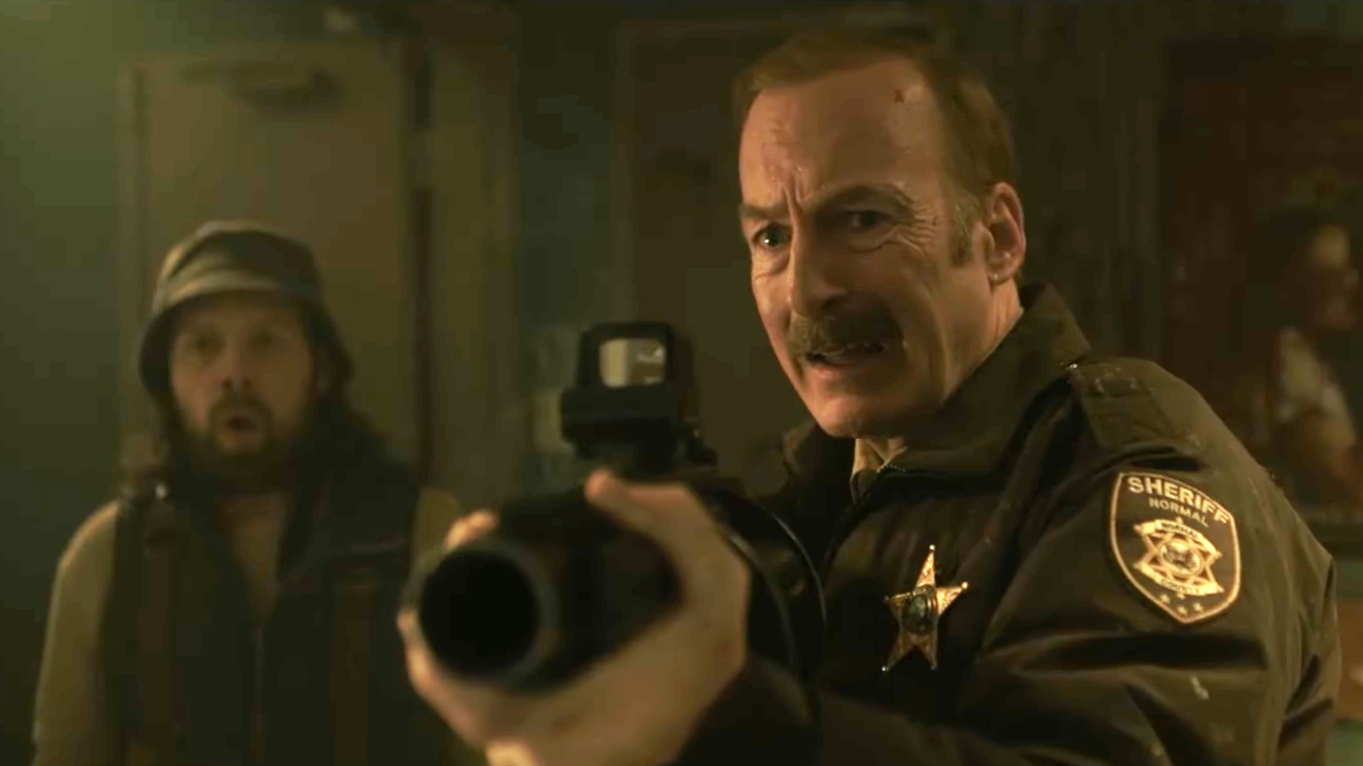 Video: Normal: Im Krimi-Thriller muss Better-Call-Saul-Darsteller Bob Odenkirk eine riesige Verschwörung in einer scheinbar idyllischen Kleinstadt aufdecken