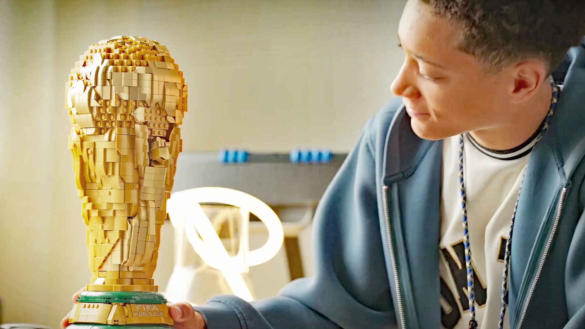 Video: Wer Fußball sowie Lego gleich gut findet und 180 Euro übrig hat, kann sich schon jetzt den WM-Pokal 2026 ins Regal stellen
