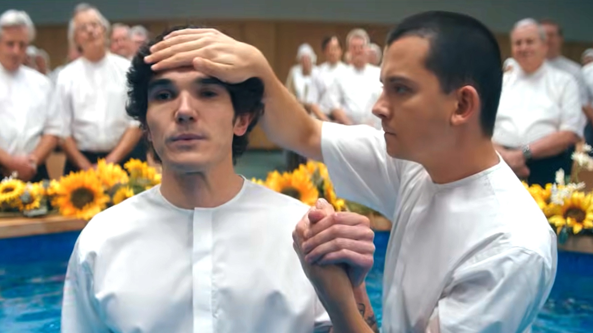 Video: In Unchosen wird ein dubioser Ex-Häftling für die Angehörige eines religiösen Kults zur letzten Hoffnung auf Freiheit