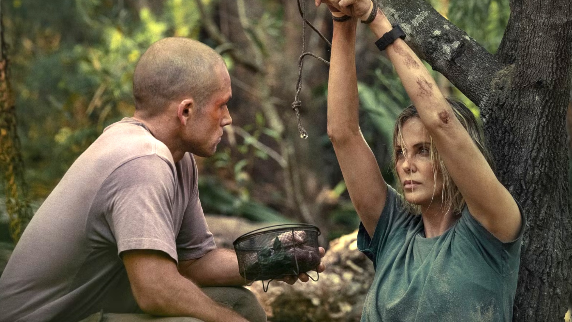 Video: Apex: Im neuen Netflix-Thriller macht Taron Egerton in der Wildnis als mordlustiger Verfolger Jagd auf Charlize Theron