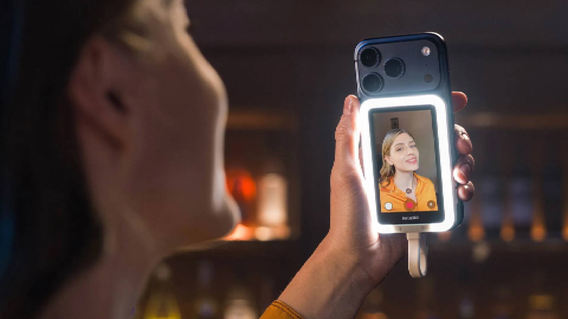 Video: Für bessere Selfies: Insta360 präsentiert kurioses Smartphone-Gadget