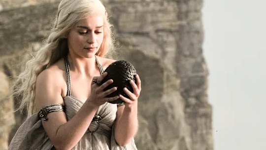 Video: Game of Thrones ist jetzt 15 Jahre alt und überrascht zur Feier mit brandneuen Szenen, die zuvor noch kein Fan gesehen hat