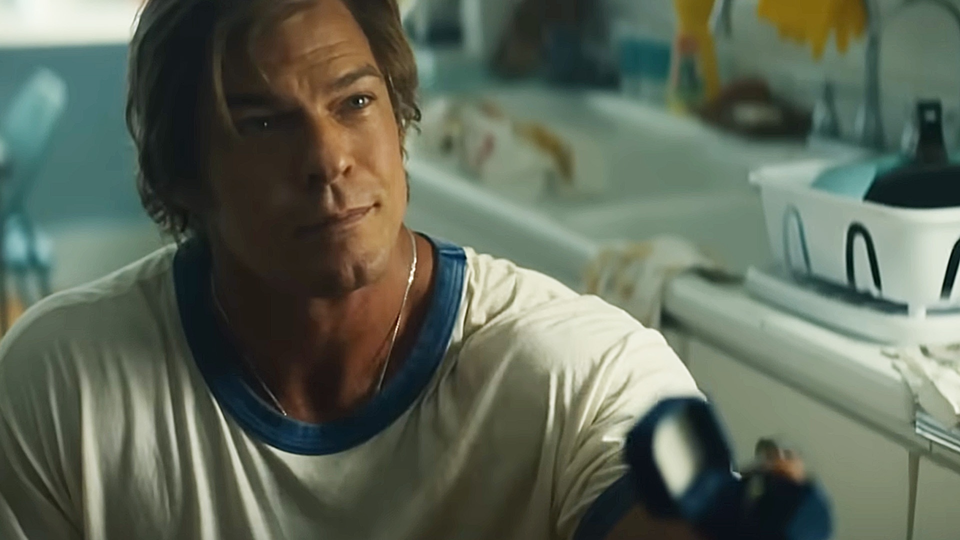Video: Hier wird nicht gequatscht, sondern gehandelt: Im neuen Actionfilm Motor City mit Alan Ritchson gibt’s nur fünf Dialogzeilen