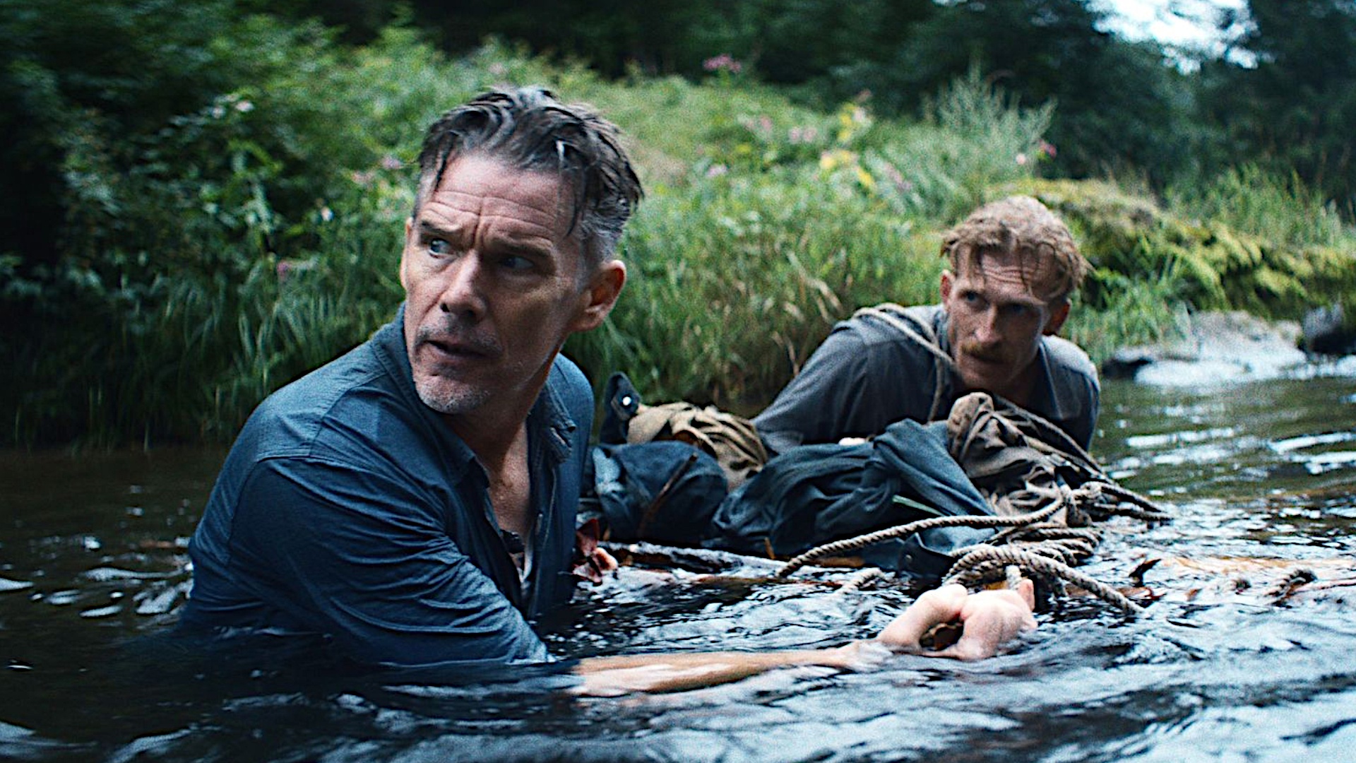 Video: »Das sieht nach einem Klassiker aus« - Im neuen Survival-Thriller The Weight macht Ethan Hawke einen Deal mit Russell Crowe und muss sich durch die Wildnis schlagen
