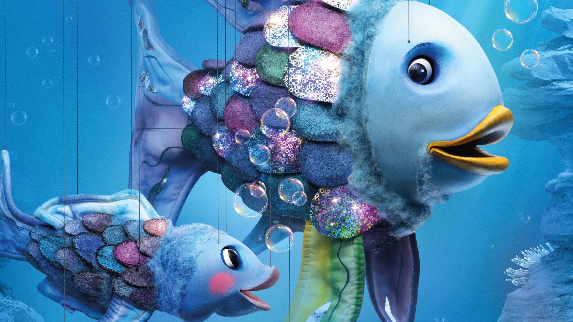 Video: Kennt ihr noch den Regenbogenfisch? Die 34 Jahre alte Bilderbuchgeschichte kommt jetzt als Puppenspiel ins Kino