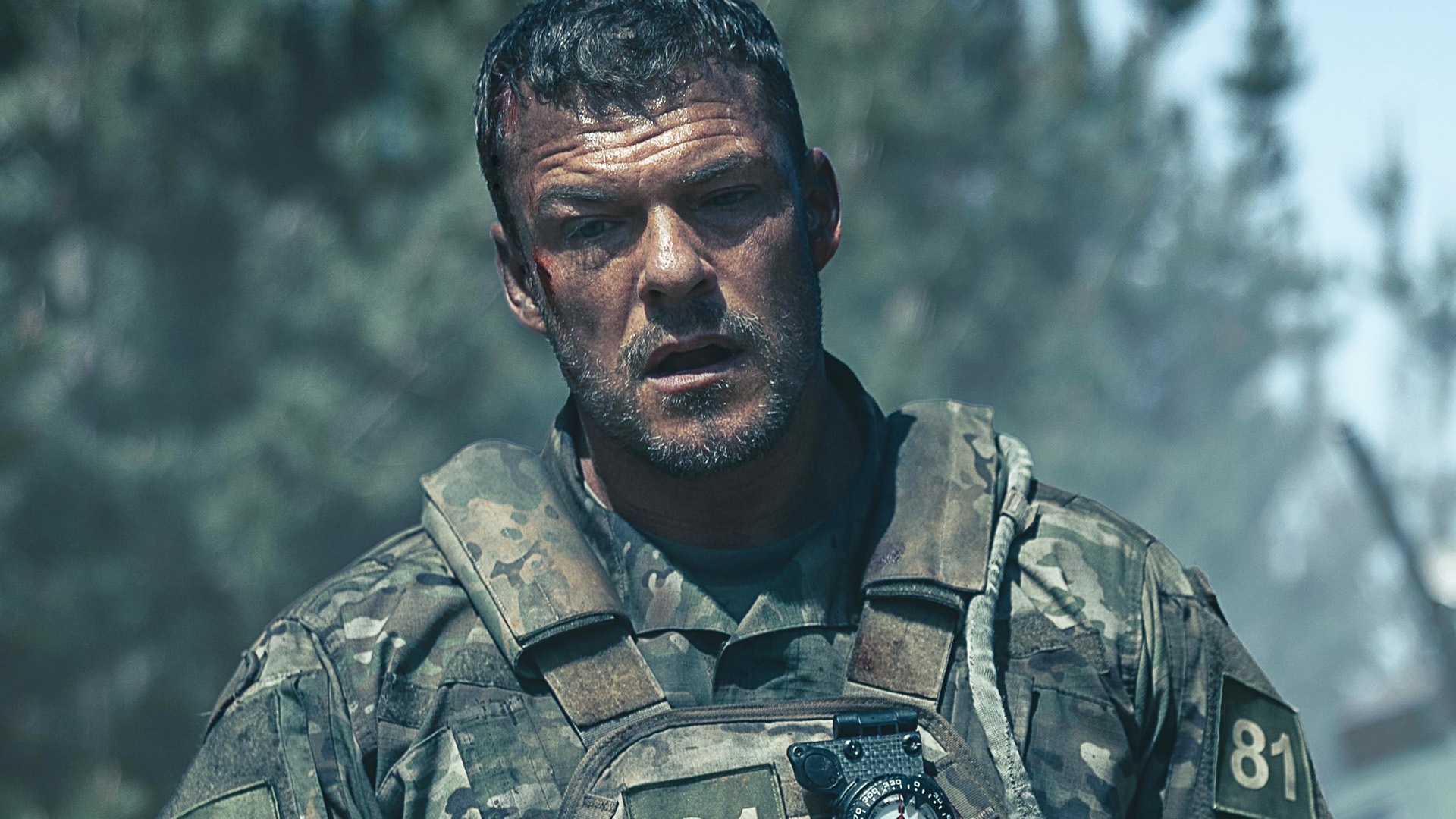 News: Bald neu auf Netflix - »Ich war noch nie so müde« – Der neue Sci-Fi-Film War Machine hat Reacher-Star Alan Ritchson einiges abverlangt