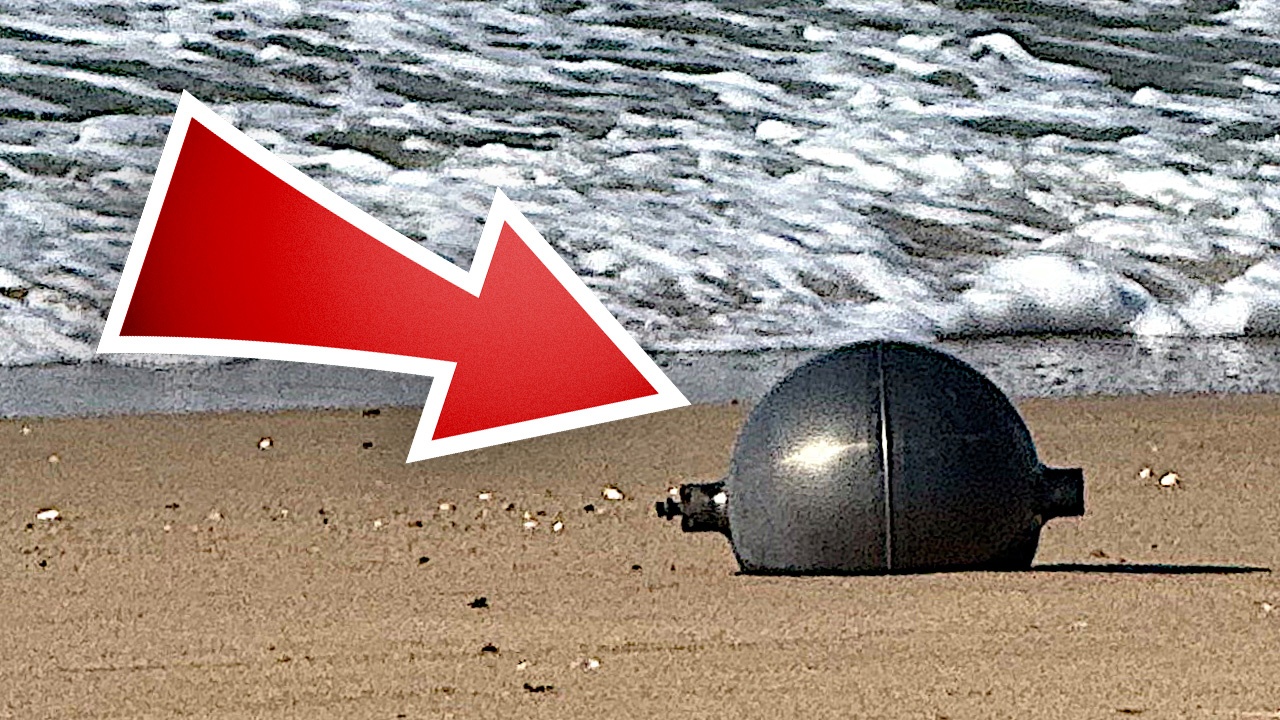 News: Wissenschaft - Die Polizei von Queensland bestätigt den Fund von sechs großen Metallkugeln am Forrest Beach: Was hat es mit den »Weltraumkugeln« auf sich?