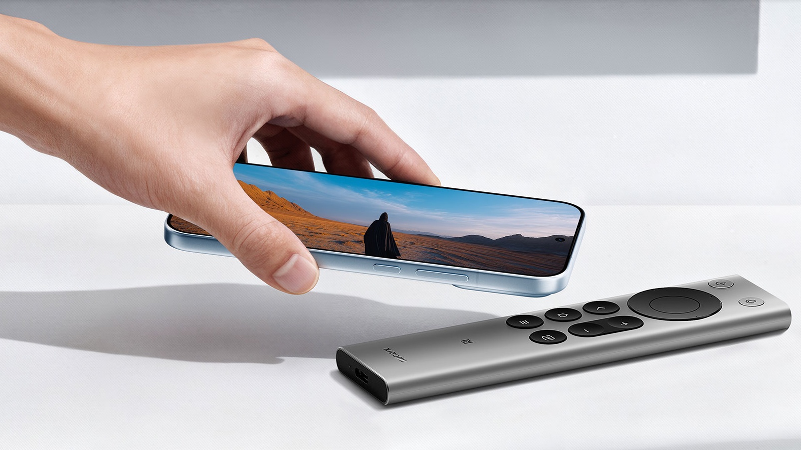 News: Heimkino - Sie stammt zwar nicht von Apple, sieht aber so aus: Xiaomis neue Fernbedienung nutzt NFC, um den Bildschirm eures Handys per Fingertipp zu teilen