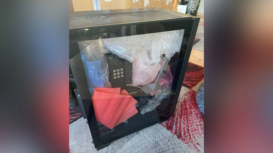 Teaserbild für Gamer schickt seinen PC zur Reparatur ein - als er ihn wiederbekommt, liegt seine Grafikkarte einfach lose im Gehäuse herum