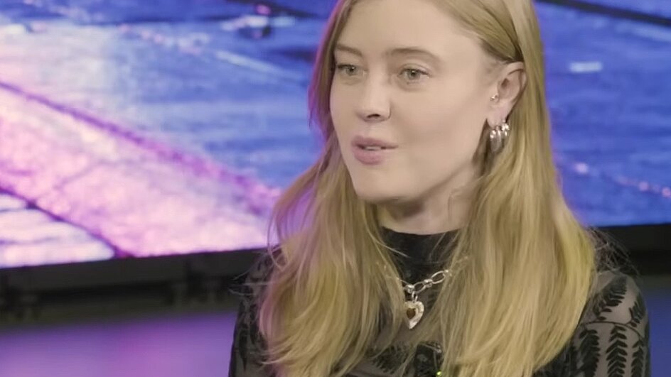 Teaserbild für Clair Obscur Expedition 33: Maelle-Sprecherin Jennifer English hat ihre Bewerbung für die Rolle um 2 Uhr morgens im Bett aufgezeichnet