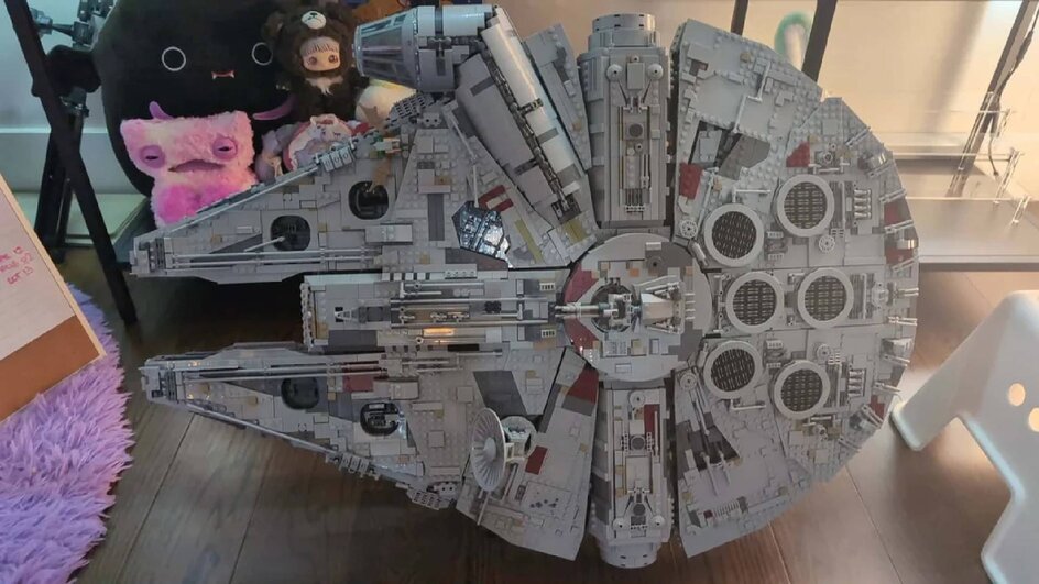 Teaserbild für LEGO-Fan kauft Millennium-Falken auf Facebook, stellt fest dass 2000 Teile fehlen - LEGO gibt seltenen Fabrikfehler zu und schickt sie ihm