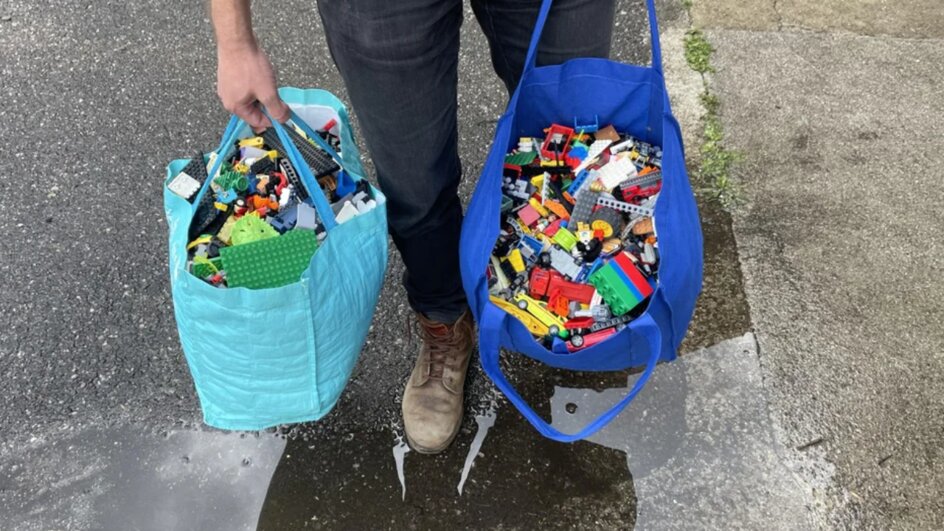 Teaserbild für Glückspilz will eigentlich nur Altglas entsorgen und entdeckt neben dem Container zwei volle Tüten - sie sind vollgestopft mit LEGO-Steinen und Minifiguren