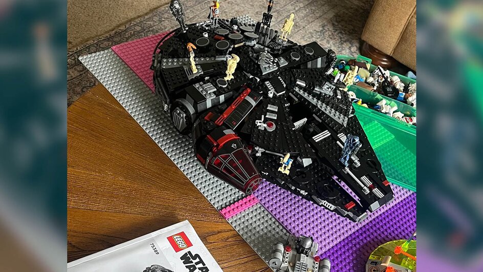 Teaserbild für LEGO-Glückspilz ergattert dunklen Millennium-Falken zum Schnäppchenpreis, weil der Verkäufer einen Abrechnungsfehler begeht