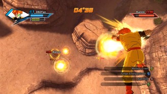 Dragon Ball: XenoverseDie Kämpfe sind durch die Höhehunterschiede sehr dynamisch. Liegt der Gegner am Boden, setzen wir mit einer Spezialattacke nach.