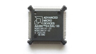 AMD Am386 (1991)1985 erschien mit Intels i386 die erste 32-Bit-CPU, deren Technik Intel unter keinen Umständen an AMD weitergeben wollte und daher das Lizenzabkommen kündigte. Daraufhin folgte ein langer Rechtsstreit, der erst 1994 mit einem Erfolg für AMD endete. In der Zwischenzeit wollte man Intel aber nicht das Feld überlassen und brachte 1991 den Am386 auf den Markt, ein i386-Klone, der wieder ohne Lizenz produziert wurde. Trotz der deutlich späteren Einführung gegenüber dem Intel-Original verkaufte sich die günstige AMD-Alternative im ersten Jahr mehr als eine Million Mal. (Bild: Konstantin Lanzet, GNU FDL)