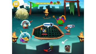 Angry Birds EpicBosskämpfe sehen oftmals bescheiden aus. Hier schmeißt eines der Entführerschweine regelmäßig Bomben in den Kampf, die wir durch Angriffe entschärfen können.