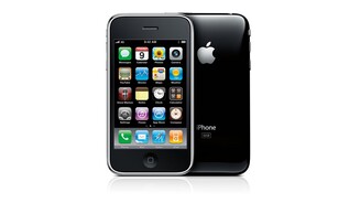 Apple iPhone 3G (2008)
Ein Jahr nach dem ersten iPhone erscheint bereits der Nachfolger, das iPhone 3G. Das neue Apple-Smartphone bringt die beim ersten Modell schmerzlich vermisste UMTS-Unterstützung mit. Nun können auch Apple-Nutzer unterwegs schnell surfen. Die Alu-Rückseite weicht einer Plastikabdeckung.