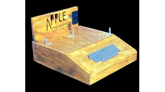 Apple I (1976)Der erste Apple-Rechner wurde noch in einem selbstgebauten Kasten verkauft. Trotz des gewöhnungsbedürftigen Designs fanden sich 200 Abnehmer, die 666,66 US-Dollar zahlten.