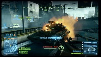 Battlefield 3Bevor wir den leichten Panzer zerstören können, müssen wir ihn erst kampfunfähig schießen. Eigentlich müsste es »fahruntüchtig« heißen, denn kämpfen kann die Kiste dann immer noch.