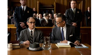 Bridge of Spies - Bilder zum KinofilmDonovan (Tom Hanks) erntet aufgrund seines angenommenen Mandats nicht nur Zuspruch. Viele halten ihn dadurch für einen Landesverräter.