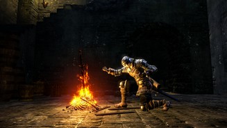 Dark Souls: RemasteredDie Leuchtfeuer von Dark Souls brennen wieder und dienen uns erneut als Speicherpunkte.