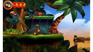 Donkey Kong Country Returns 3DWenn ihr die Gegner mit einer Kong-Rolle aus dem Weg rempelt, fliegen die euch durch den 3D-Effekt in hohem Bogen entgegen.