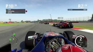 F1 2015Anfangs kleben die KI-Fahrer auf der Ideallinie, später nicht mehr.