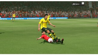 FIFA WorldDie Kollisionsabfrage leistet sich – wie in FIFA 13 – gelegentlich Aussetzer. Für dieses Foul gibt es aber völlig zurecht die gelbe Karte.