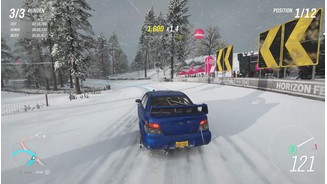 Forza Horizon 4Der Winter hebt sich am deutlichsten von den anderen Jahreszeiten ab. Der Schnee sorgt für einen rutschigen Untergrund.