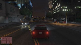 Grand Theft Auto 5Besonders bei Nacht wirkt die Stadt Los Santos einfach unglaublich atmosphärisch: Die Licht- und Schatteneffekte sind phänomenal.