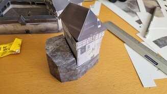 Papercraft-BurgAus insgesamt 15 Bögen und über 100 Teilen baut ihr Gebäude für Gebäude aus dem Spiel nach.