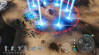 Halo Wars 2Manche Missionen enden mit einem eindrucksvollen Bosskampf. Alien-Schläger Decimus lässt vernichtende Luftschläge auf uns niedergehen.