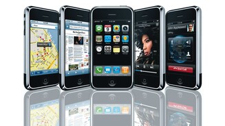 Apple iPhone (2007)
Als das erste iPhone 14 Jahre nach dem MessagePad auf dem Markt erscheint, ist es technisch bereits veraltet. Die CPU taktet mit lediglich 412 MHz und der Arbeitsspeicher umfasst nur magere 128 MByte. Dank kapazitivem Touchscreen und zu dem Zeitpunkt unerreicht simpler und komfortabler Bedienung avanciert es dennoch zum Welterfolg.